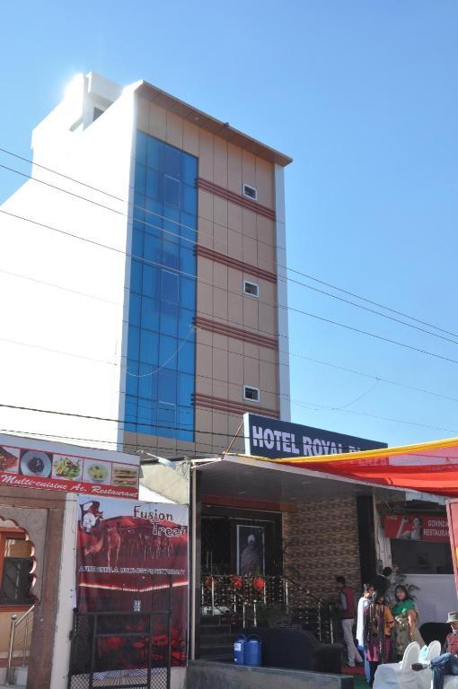 Oyo 10413皇家广场酒店 布什格尔 外观 照片